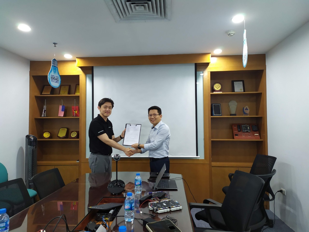 Ông Đỗ Đức Hậu  - Tổng Giám Đốc TECHPRO  và Ông Steve Yoo – Deputy Generral Manager SUPREMA ký kết Hợp đồng hợp tác chiến lược